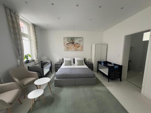 Un dormitorio con una cama, un sofá y un escritorio. en City Studio Apartment im Erdgeschoss Ground floor Near it all, en Neuss