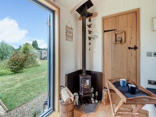 Posezení v ubytování Lillie's Shepherd Hut - Uk50230