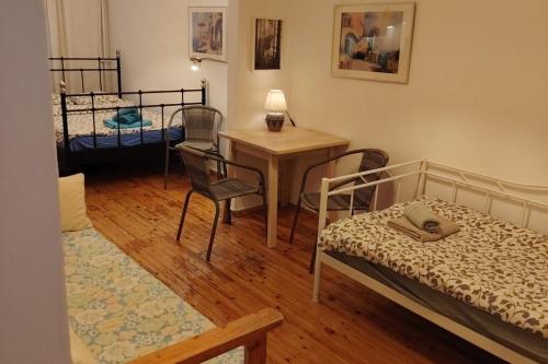 Studio - Sleeps 4 - Most Central Location
