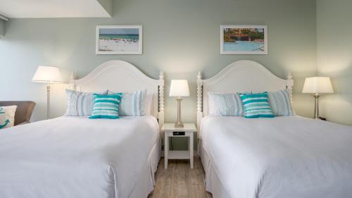 2 letti bianchi in una camera con 2 lampade di Luau II 7226 a Destin