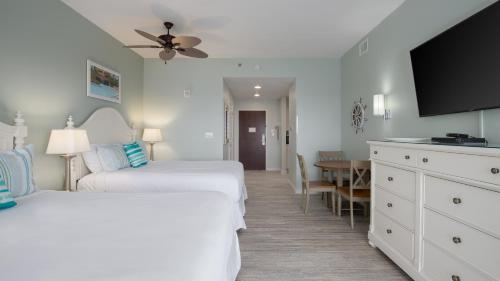 una camera d'albergo con due letti e un tavolo di Luau II 7226 a Destin