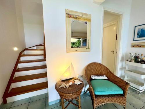 ein Zimmer mit zwei Stühlen und einer Treppe in der Unterkunft Sea View Family Beach House in Aghia Marina