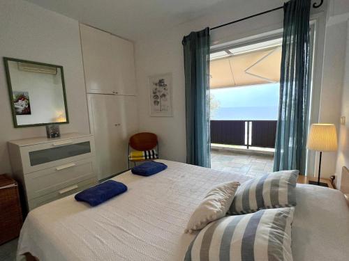 ein Schlafzimmer mit einem Bett mit Blick auf das Meer in der Unterkunft Sea View Family Beach House in Aghia Marina