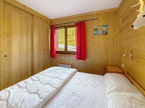 a bedroom with a bed and a window at La tanière des Chamois 7p - proche piste Chalvet in Montgenèvre