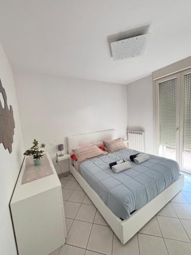 a bedroom with a bed in a white room at Appartamento Da Matteo in Pisa