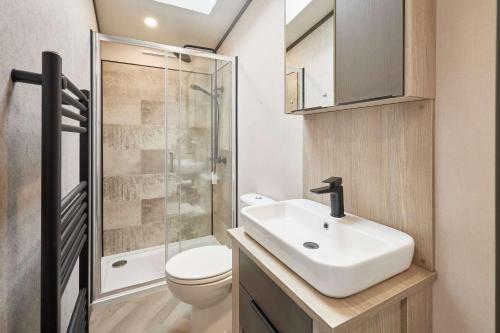 Koupelna v ubytování Royal Pines Lodge with Hot tub