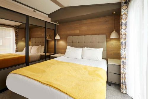 Postel nebo postele na pokoji v ubytování Royal Pines Lodge with Hot tub