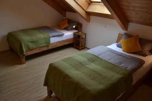 Un dormitorio con dos camas en una habitación. en Ferienwohnung An der Kapf, en Münsingen