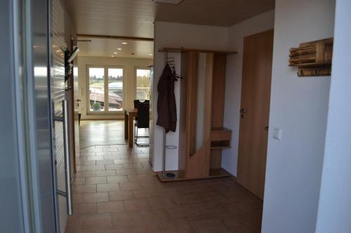 un pasillo de una casa con una puerta y un abrigo colgando en Ferienwohnung An der Kapf, en Münsingen