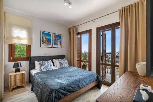 Postel nebo postele na pokoji v ubytování Beautiful Sea and Sunset Views from Apartment CE13, Theseus Village, Aphrodite Hills