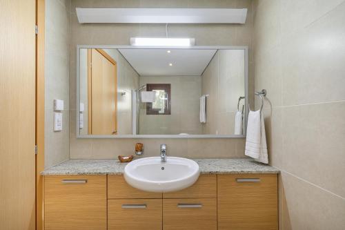 Koupelna v ubytování Beautiful Sea and Sunset Views from Apartment CE13, Theseus Village, Aphrodite Hills