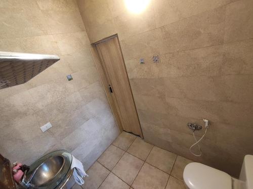 une salle de bain avec toilettes et douche dans l'établissement Artistic Flat by Luxor Temple & Ancient Souq, à Louxor