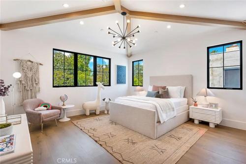 Postel nebo postele na pokoji v ubytování Studio City Luxury 6BR Home with Pool and Theatre