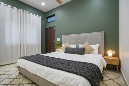 Ένα ή περισσότερα κρεβάτια σε δωμάτιο στο Hotel Jayaditya Palace Near Ram Mandir