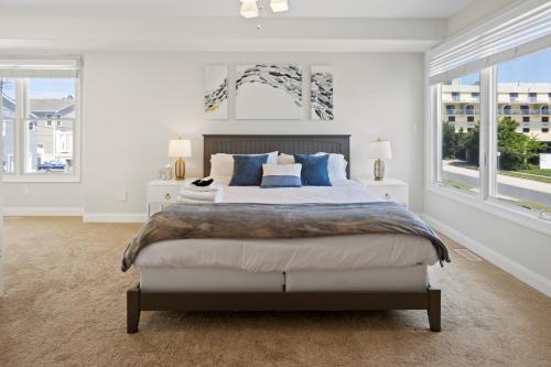 Postel nebo postele na pokoji v ubytování 5BR Pool Hot Tub Cabana Elevator and Game Room