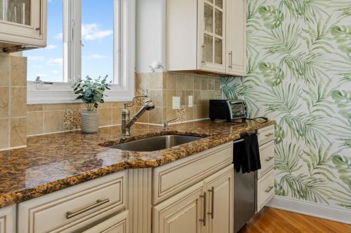 Kuchyň nebo kuchyňský kout v ubytování 5BR Pool Hot Tub Cabana Elevator and Game Room