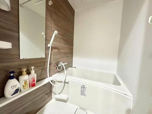 a bathroom with a toilet and a sink and a mirror at Aa歌舞伎町 东京最中心 东新宿四分钟 in Wada