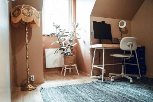 TV a/nebo společenská místnost v ubytování Stylish Townhouse Near Stockholm Nature