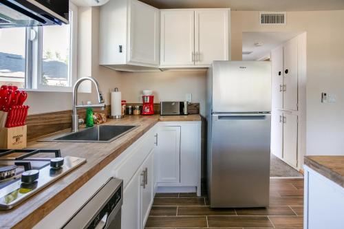 Η κουζίνα ή μικρή κουζίνα στο Cozy 1BR Guest House with Mountain View in Simi Valley