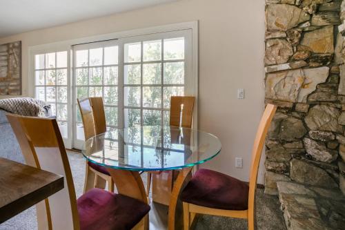 Χώρος καθιστικού στο Cozy 1BR Guest House with Mountain View in Simi Valley