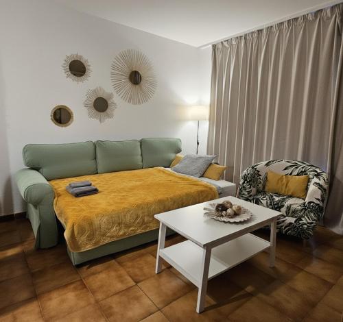 Posezení v ubytování Strelitzia Apartment - ocean view & heated pool