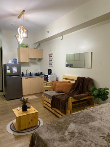 een woonkamer met een bank en een keuken bij The Stayhaus by Dan & Steph in Manilla