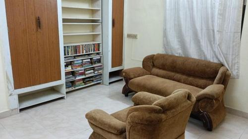 Η βιβλιοθήκη του διαμερίσματος