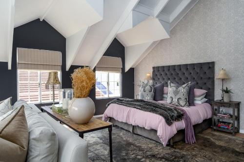 Lagoonside Family Haven في كنيسنا: غرفة نوم بها سرير كبير وأريكة