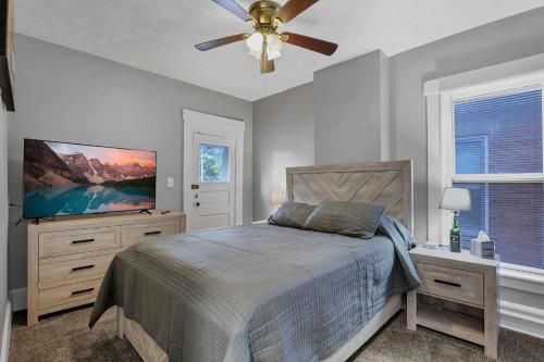 Кровать или кровати в номере Spacious 3BR Home Minutes to Downtown Columbus