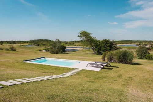 Bazén v ubytování La Casa de Cristal by Puerto Dijama nebo v jeho okolí