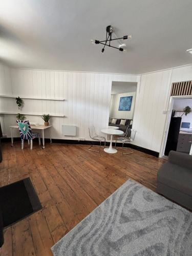 a living room with a couch and a table at Quirky renovated apartment Glastonbury in Glastonbury