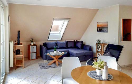 un soggiorno con un divano blu e un tavolo di H7 Og a Marienfelde