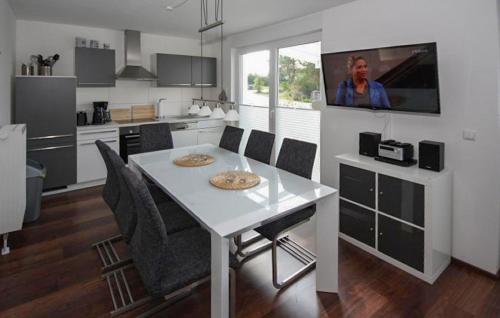 Η κουζίνα ή μικρή κουζίνα στο Cozy Home In Röbel With Sauna