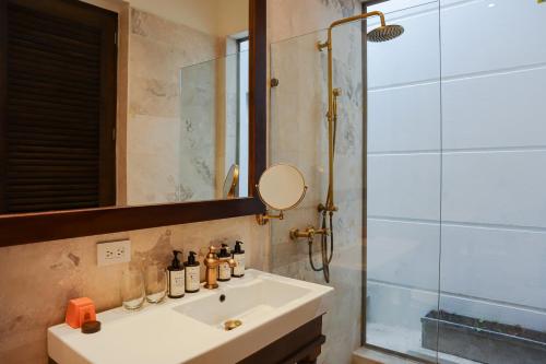 ein Badezimmer mit Waschbecken und Dusche in der Unterkunft Hotel Casa Bianca by Faranda Boutique in Cartagena de Indias