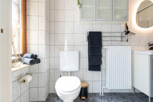 Ένα μπάνιο στο Stylish old apartment with terrace in Neuwied