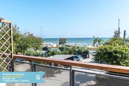 a view of a beach with the ocean in the background at Appartamento a Senigallia in Lungomare Da Vinci - SE006 in Senigallia