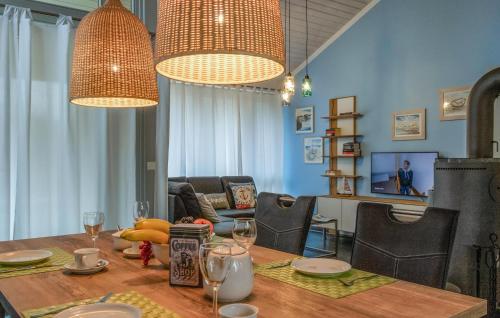 Et opholdsområde på Awesome Home In Röbel With Sauna