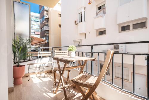 Central retreat with balcony, steps to beach REMS