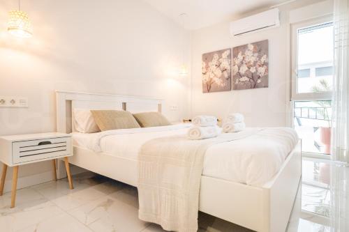 Central retreat with balcony, steps to beach REMS