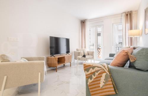 Central retreat with balcony, steps to beach REMS