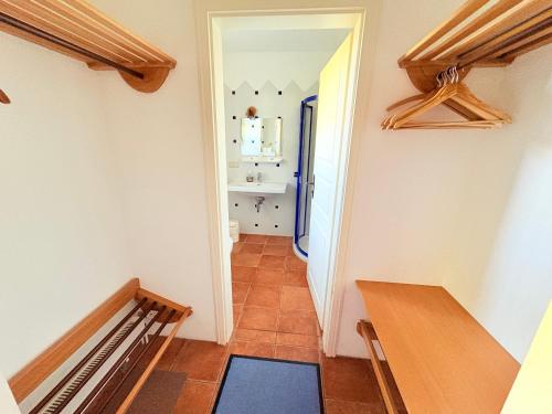 een gang van een kamer met een trap en een badkamer bij Ferienhaus Arkona Putgarten in Putgarten