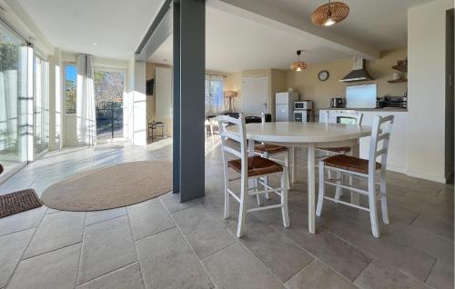 eine Küche und ein Esszimmer mit Tisch und Stühlen in der Unterkunft 2 Bedroom Lovely Home In Saint André De Roquepe in Saint-André-de-Roquepertuis