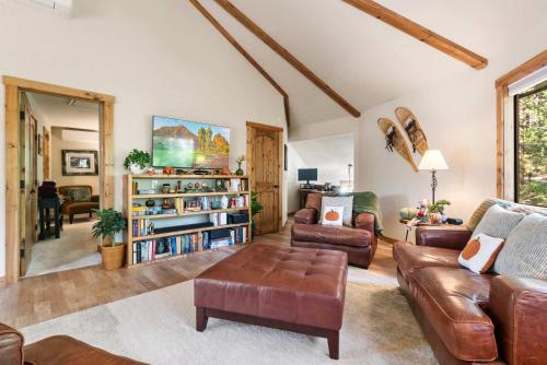 Posezení v ubytování 4BR Cabin near Fly-In Lake with Deck Dining & BBQ