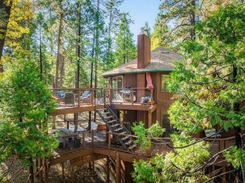 Aed väljaspool majutusasutust 4BR Cabin near Fly-In Lake with Deck Dining & BBQ