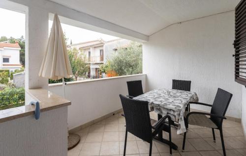 1 Bedroom Cozy Apartment In Porec
