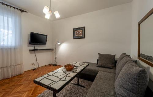1 Bedroom Cozy Apartment In Porec