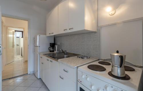 1 Bedroom Cozy Apartment In Porec