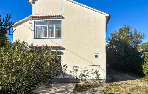 4 Bedroom Lovely Apartment In Banjol