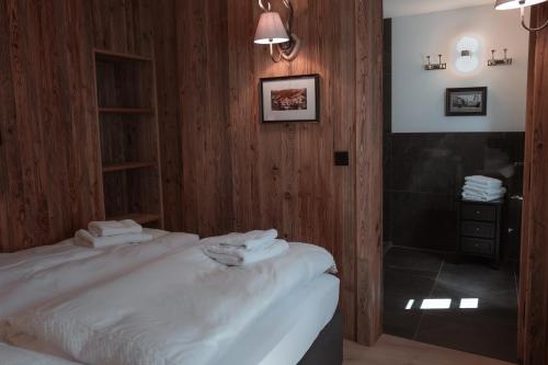 Giường trong phòng chung tại Löw Chalet Suite 1 in the Heart of Kitzbühel by 360 Estates