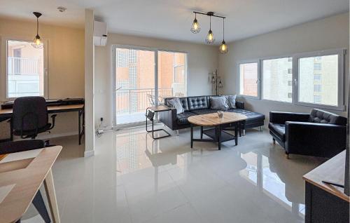 Stunning Apartment In Torrevieja